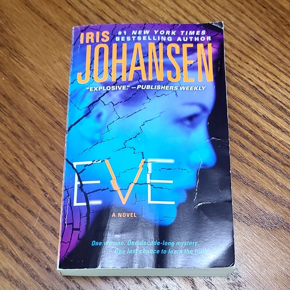 Iris Johansen Book Series, Trilogy (Eve, Quinn & Bonnie) - Picture 3 of 5